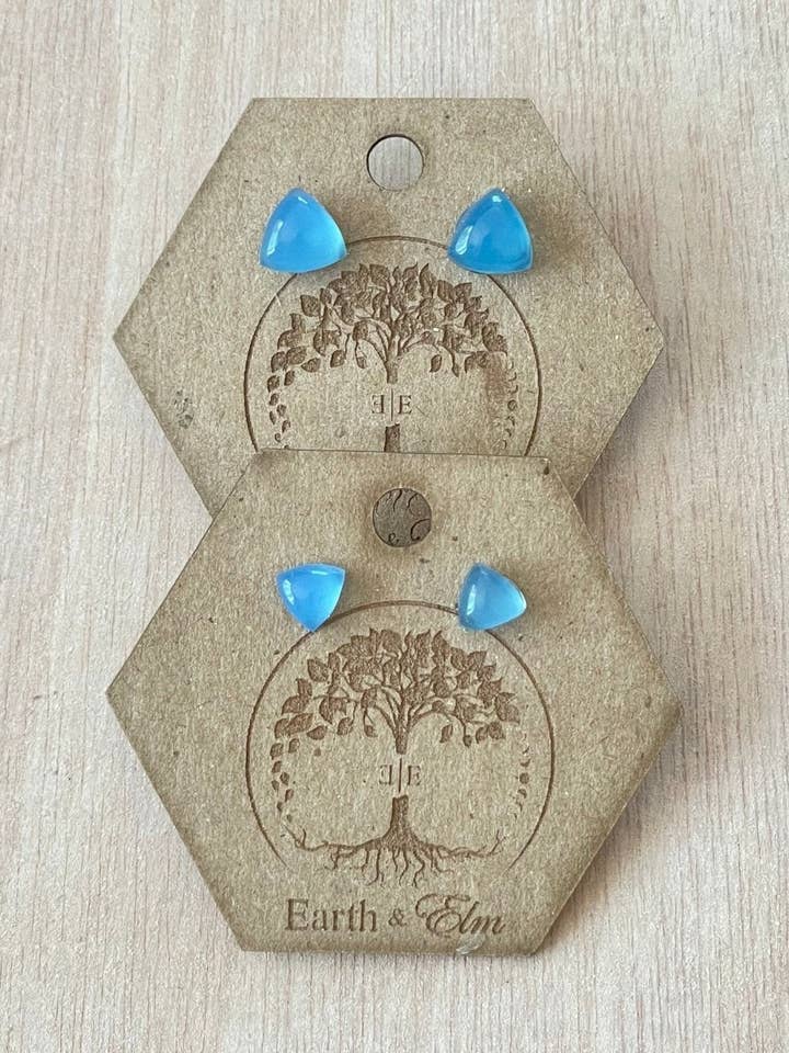 Blå Kalcedon Trillion Studs för wholesale av Earth & Elm