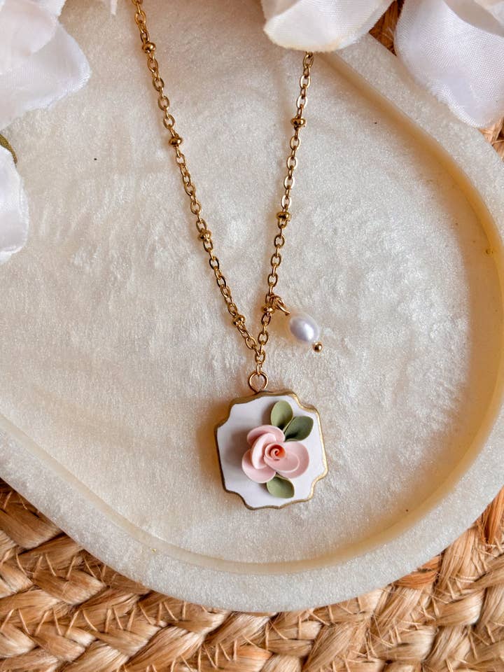 Collier Charme Rose Doux pour la vente par Sarah Jane Designs