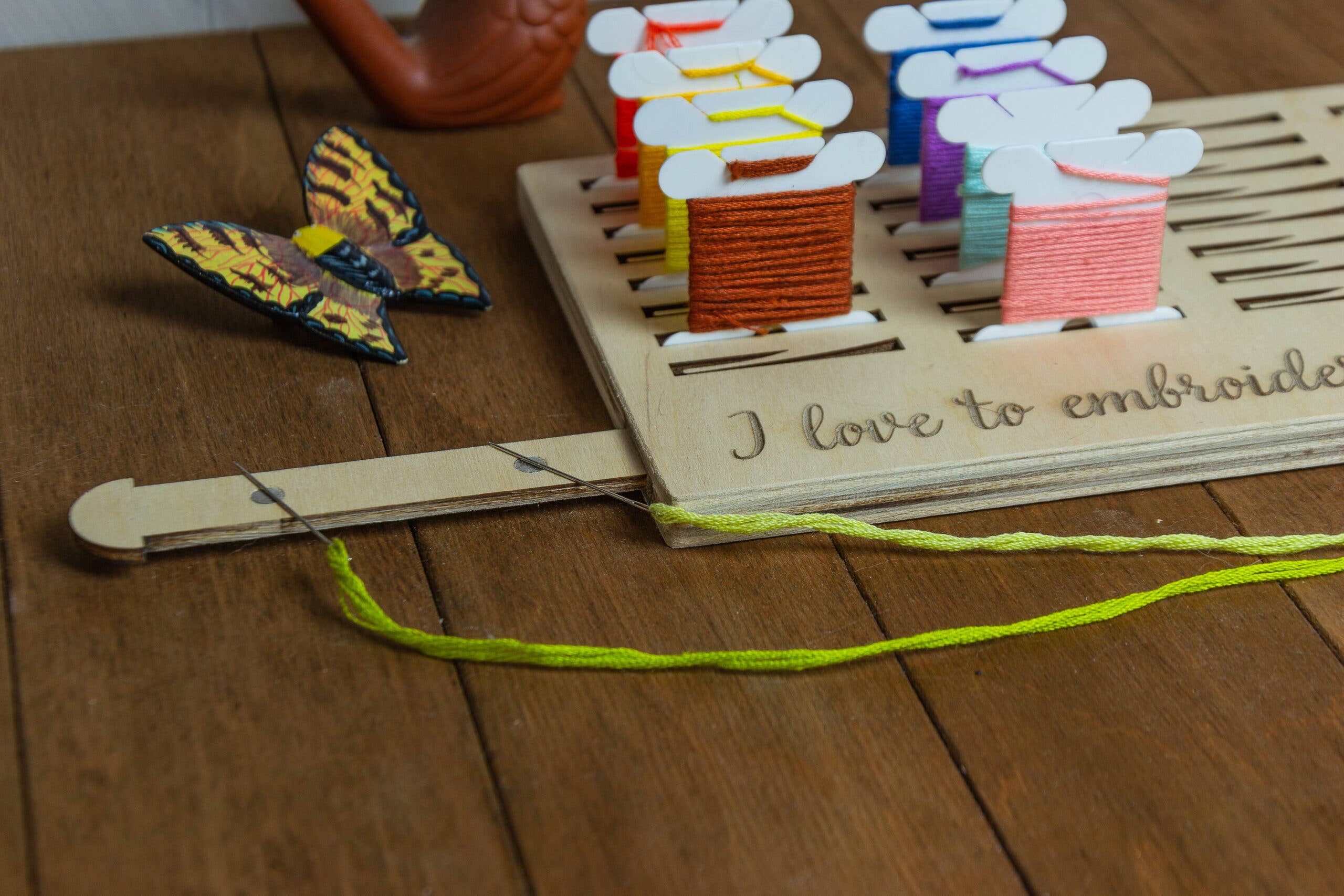 Embroidery craft – wholesale Embroidery/cross-stitch supplies – Wood Bobbin Organizer with Magnetic Needle Minder7