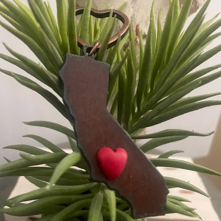 The Rustic Barn - Wholesale Keychain - Unisex - Rustic Keychain CALIFONIA shape and red heart