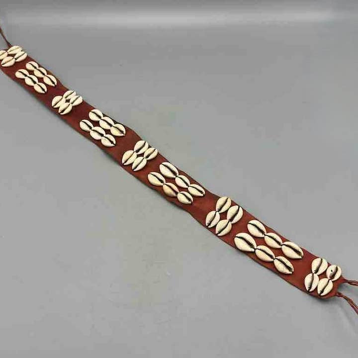 Cinturón ancho de cuero rojo con forma de concha de cauri africano con cierre de bola y lazo para venta al por mayor de The Niger Bend