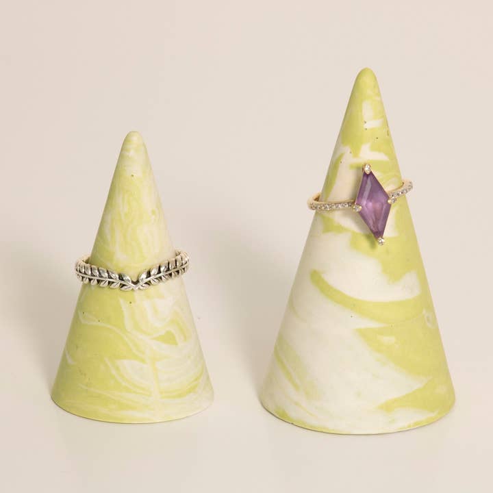 Cône, support et présentoir à bagues en jesmonite marbrée verte et blanche pour la vente par Lunar Living