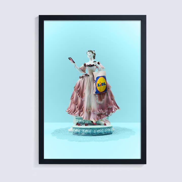 Sjovt Giclée-fotoprint af en dame, der handler og tager selfies for engroshandel hos Ornament Art