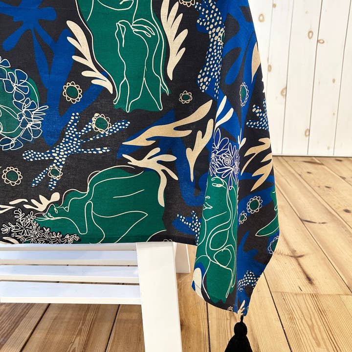 Nappe de mi-été avec pompons pour la vente par Dora Nola