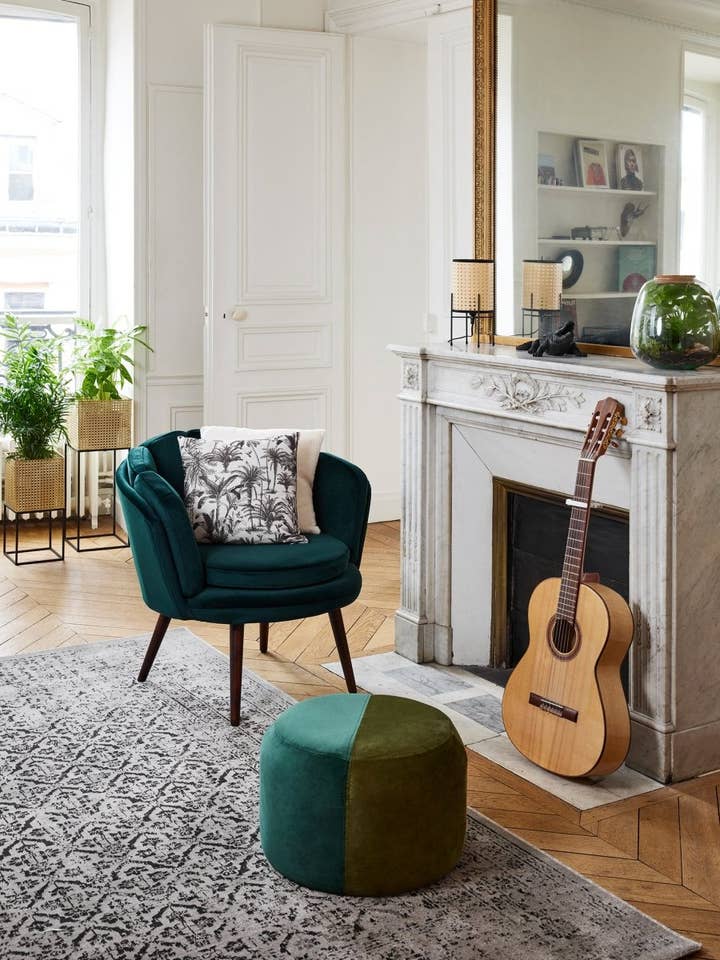 Fluwelen fauteuil in bosgroen en heveahout, Jill voor wholesale door Potiron