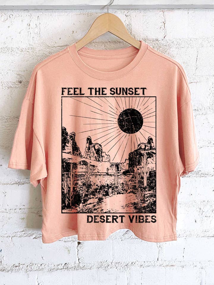 FØL SOLNEDGANGENS ØRKENVIBBER GRAFISK LANG CROP TOP for engroshandel hos Rustee Clothing