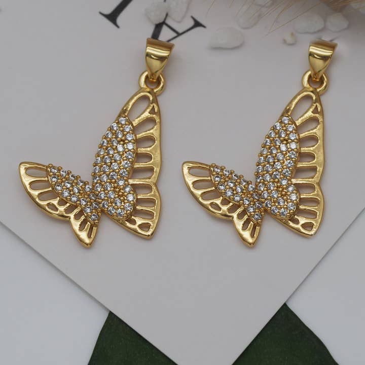 CZ Butterfly Charm, Sku #LK611 voor wholesale door BestBeads&Beyond