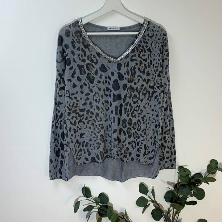 Långärmad topp med djurtryck och silverpaljett-detaljer, v-ringad för wholesale av Tempest Designs