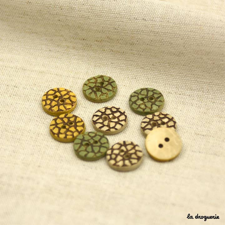 "Engraved coconut arid button" 18 mm for wholesale by LA DROGUERIE