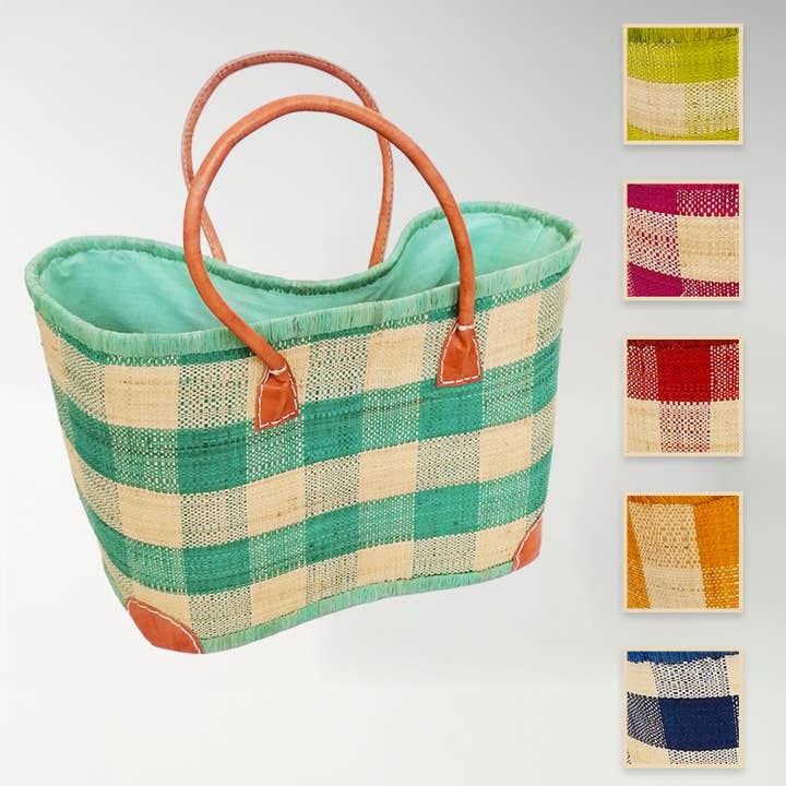 Panier artisanal rabane motifs carreaux "Beloha" à l'unité pour la vente par Le comptoir de la plage