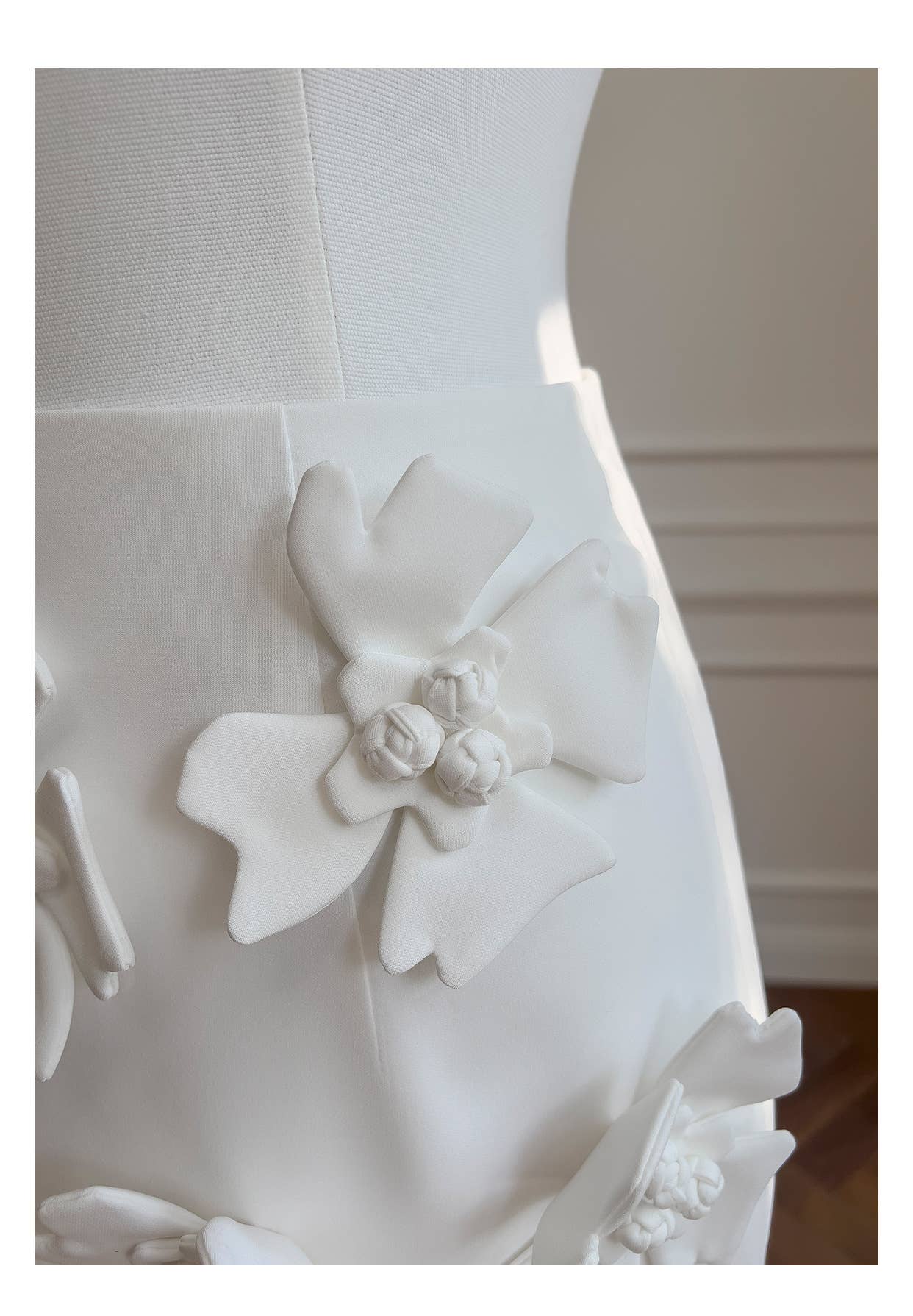 Amourique - Vente Robe – femme - Jardin Blanc Couture - Ensemble satin structuré avec applique florale5