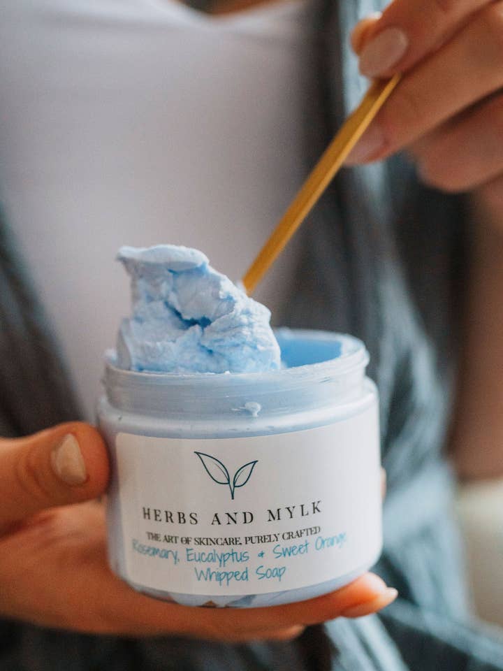 Sapone Montato al Rosmarino, Eucalipto e Arancia Dolce per la vendita all'ingrosso da parte di Herbs and Mylk