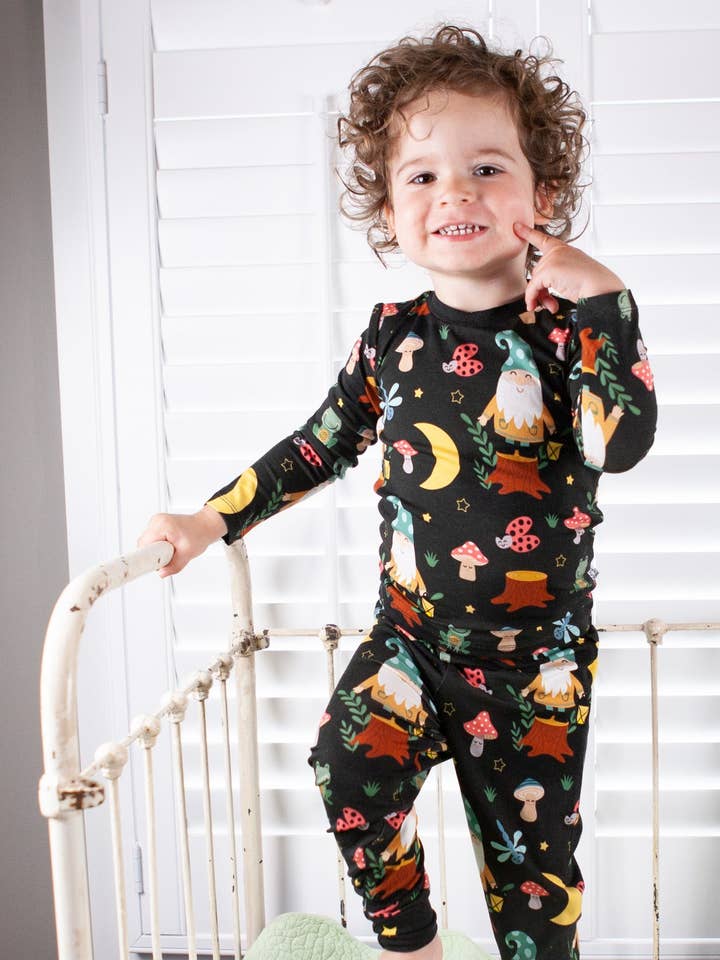 ENSEMBLE DE PYJAMAS DEUX PIÈCES Gnomey Nights pour la vente par Judy rue designs