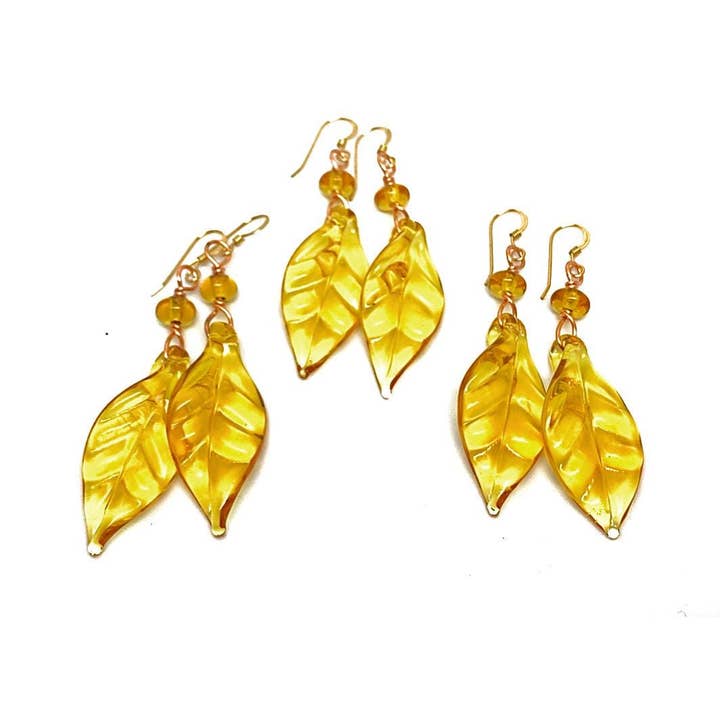 Boucles d'oreilles petites feuilles en verre jaune façonnées à la flamme avec argent sterling pour la vente par Ironwood Glassworks