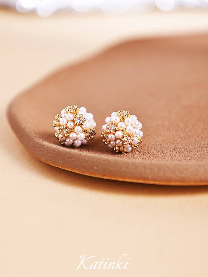 Orecchini a perno con sfera di perle micro-pavé per la vendita all'ingrosso da parte di Katinki