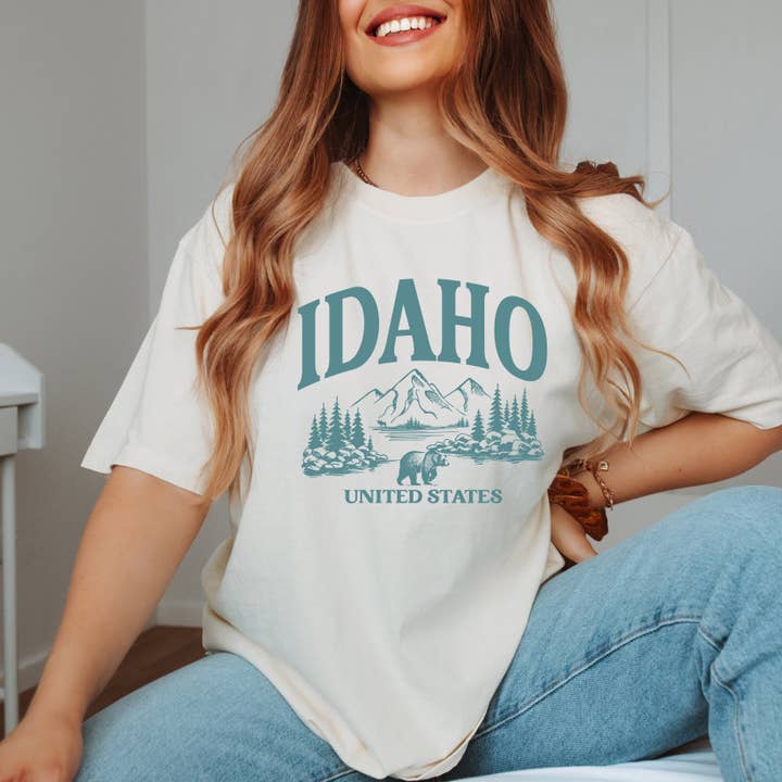 Idaho Forest Scene | T-shirt à manches courtes teinté en tissu pour la vente par Olive And Ivory Wholesale