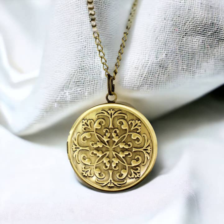 Collier médaillon photo Marrakesh en bronze - personnalisé avec gravure et photo - VIK-126 pour la vente par MadamLili