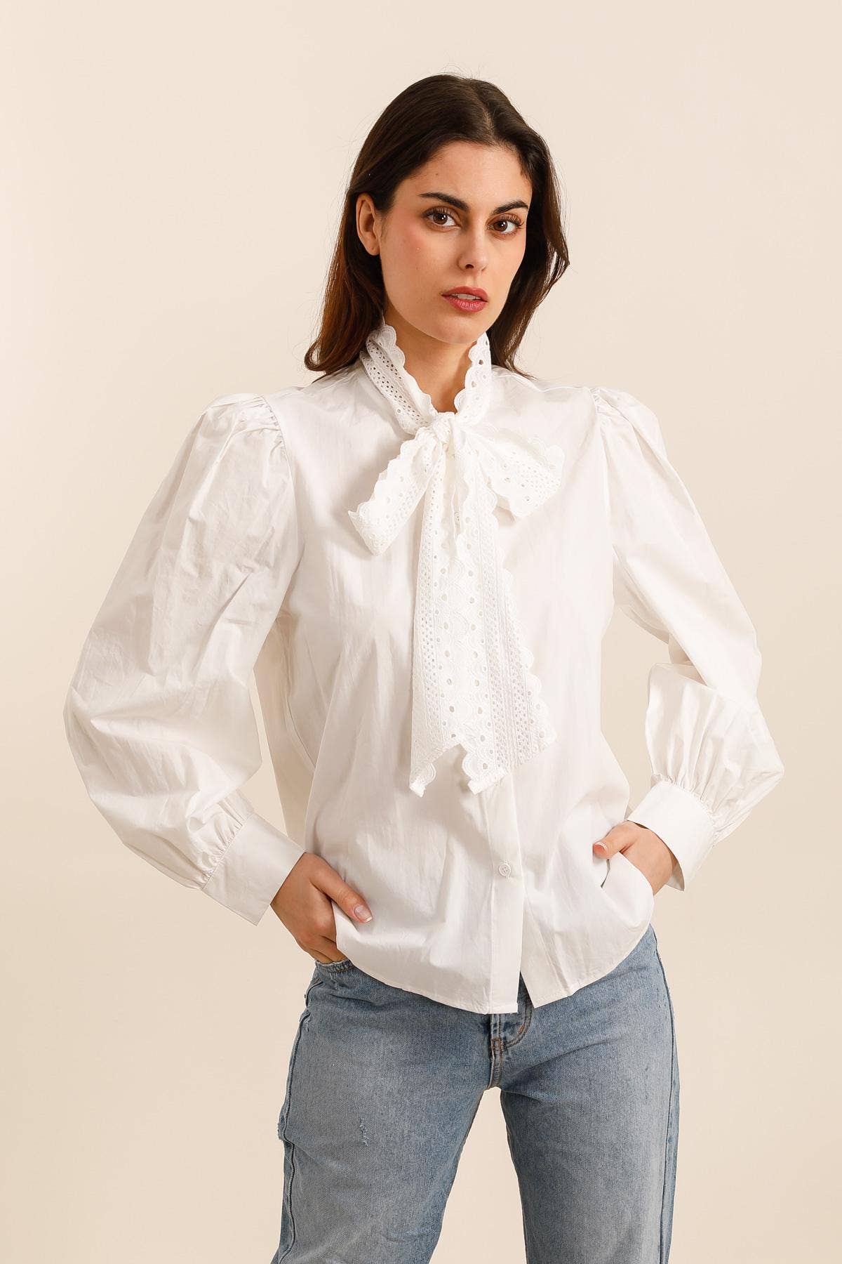 Vit 31950 BLOUSE MED LAVALLIEREKRAGE för wholesale på Faire1