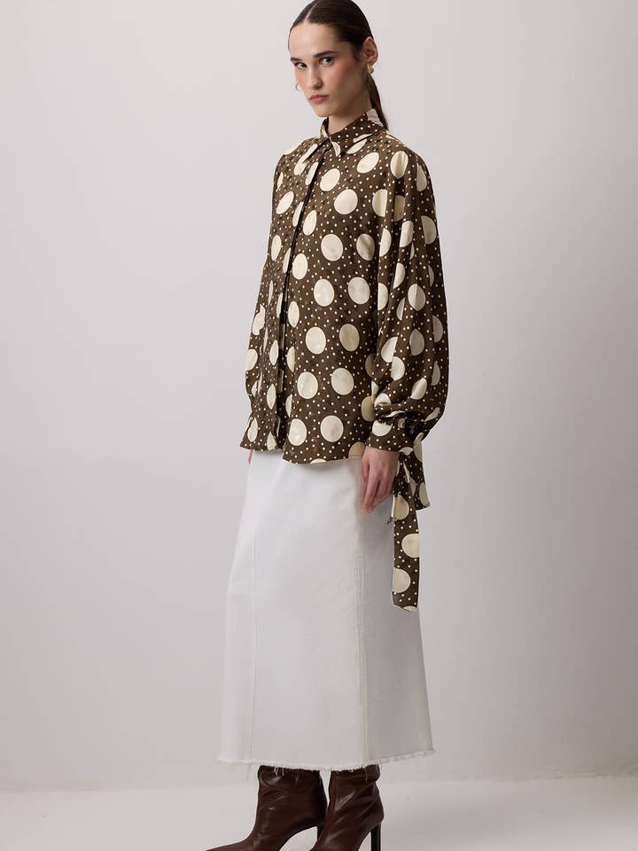 Khaki SKJORTE MED BALLONÆRMER I POLKAPRIKKET MØNSTER for engroshandel på Faire2