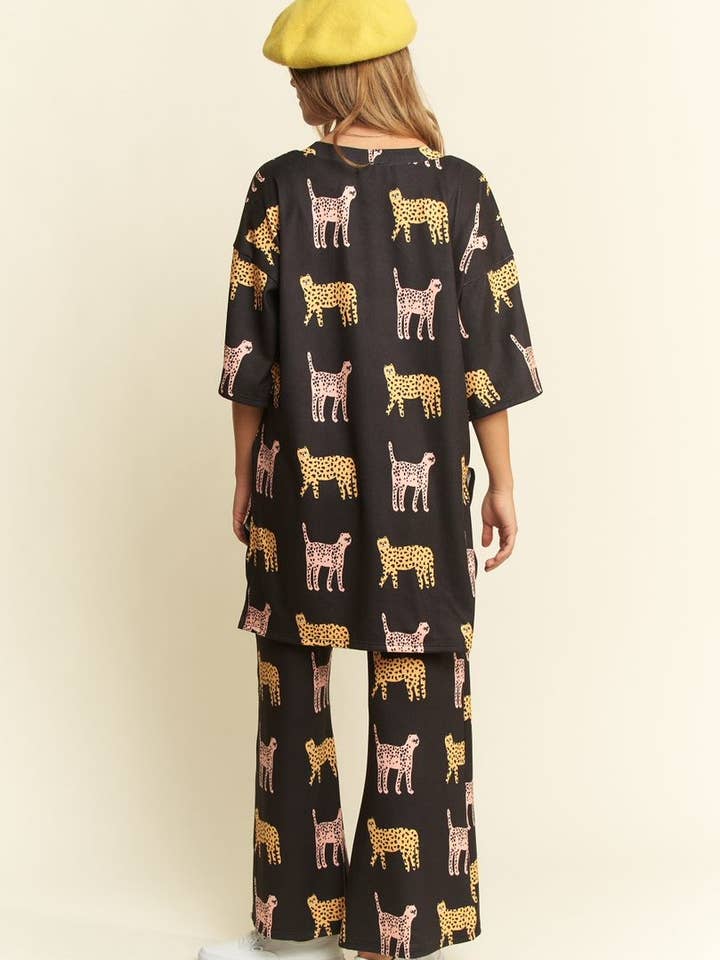 JADE BY JANE – Großhandel Loungewear-Set – Damen – Set aus Oberteil und Hose mit Gepardenmuster6