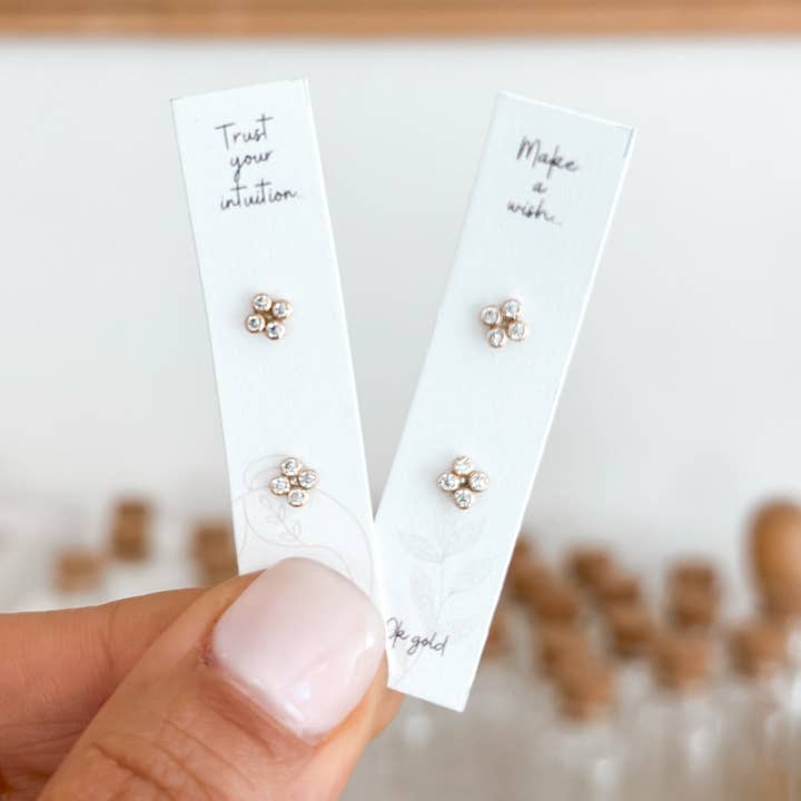 Orecchini a bottone CZ Mini Clover | Oro massiccio 10 carati per la vendita all'ingrosso da parte di Livaura Jewelry