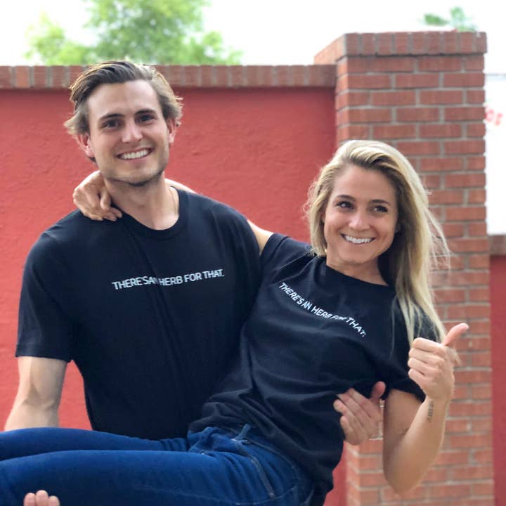 Il y a une herbe pour ça. - T-shirt unisexe pour la vente par Wild Sun Wellness