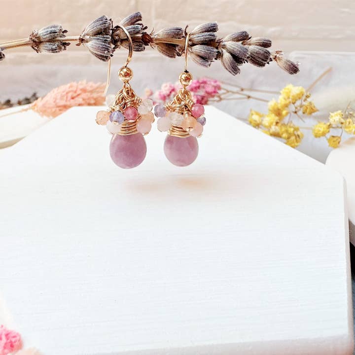 Boucles d'oreilles en lépidolite et petit amas de pierres précieuses pour la vente par MM&H DESIGNS