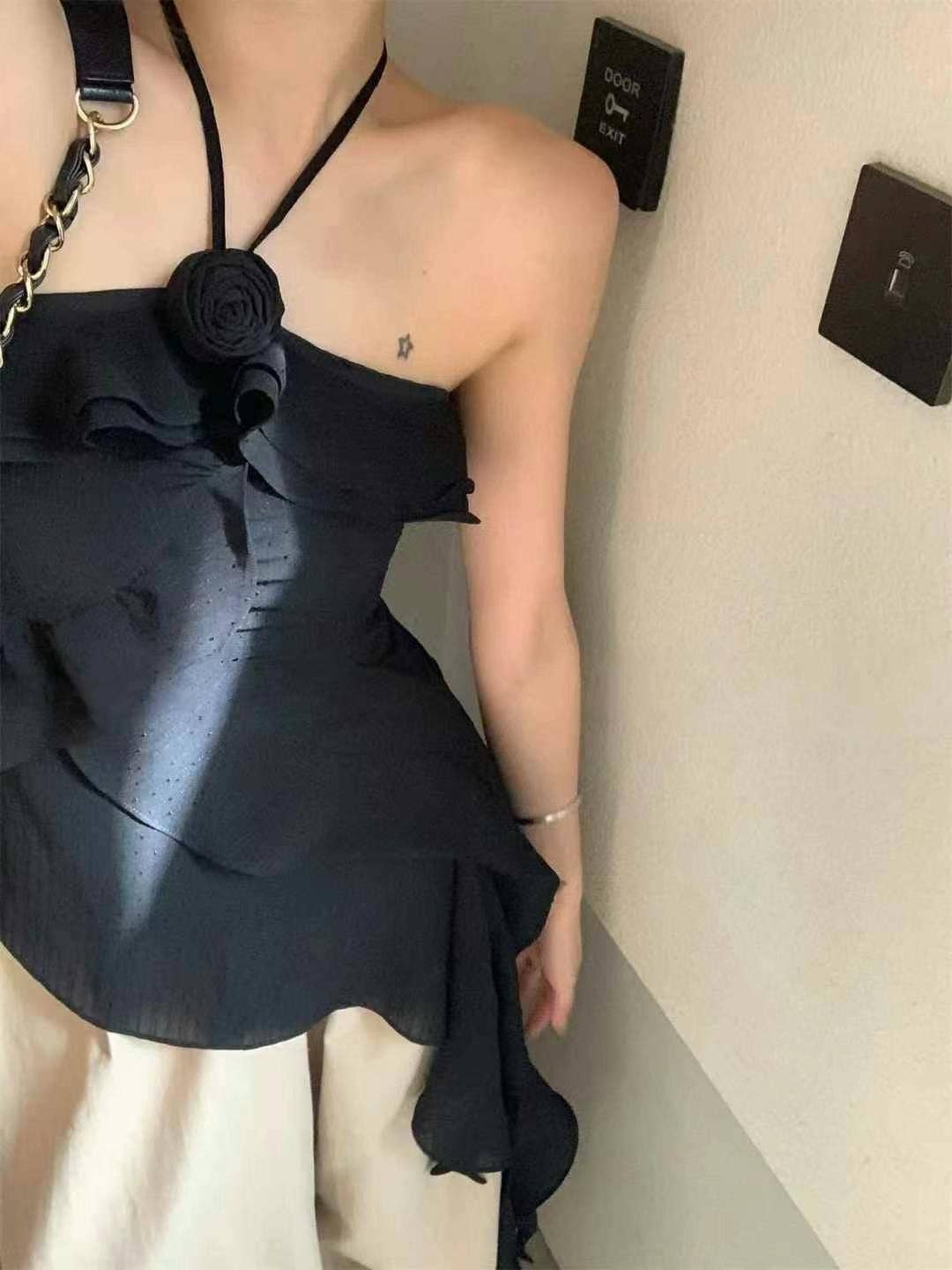 Preto Top de folhos estilo halter com detalhes rosie para venda a revendedores na Faire4