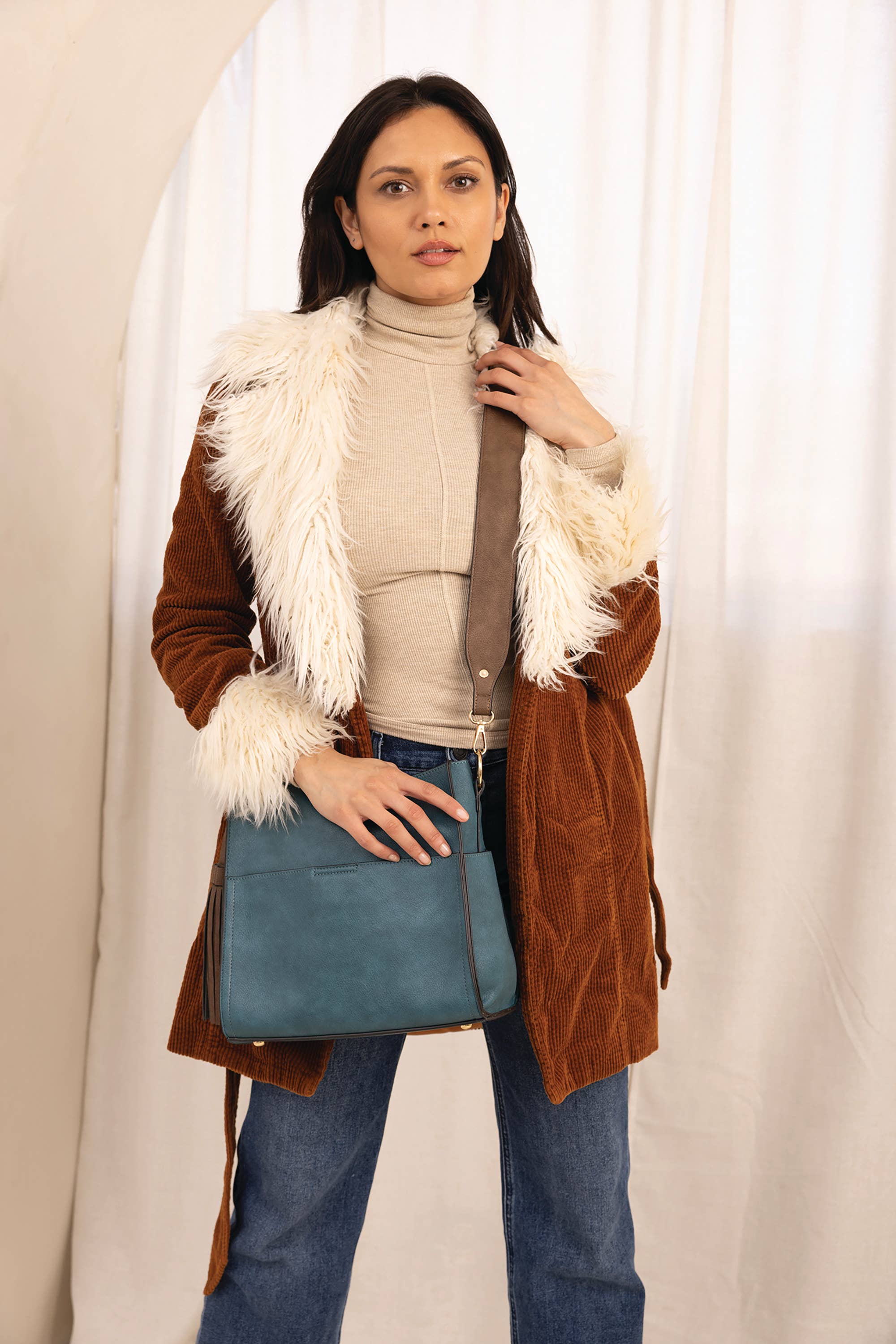 Jen & Co. – wholesale Axelremsväska – Dam – M1867 Lyla 2-i-1 bucketväska med gitarrrem8