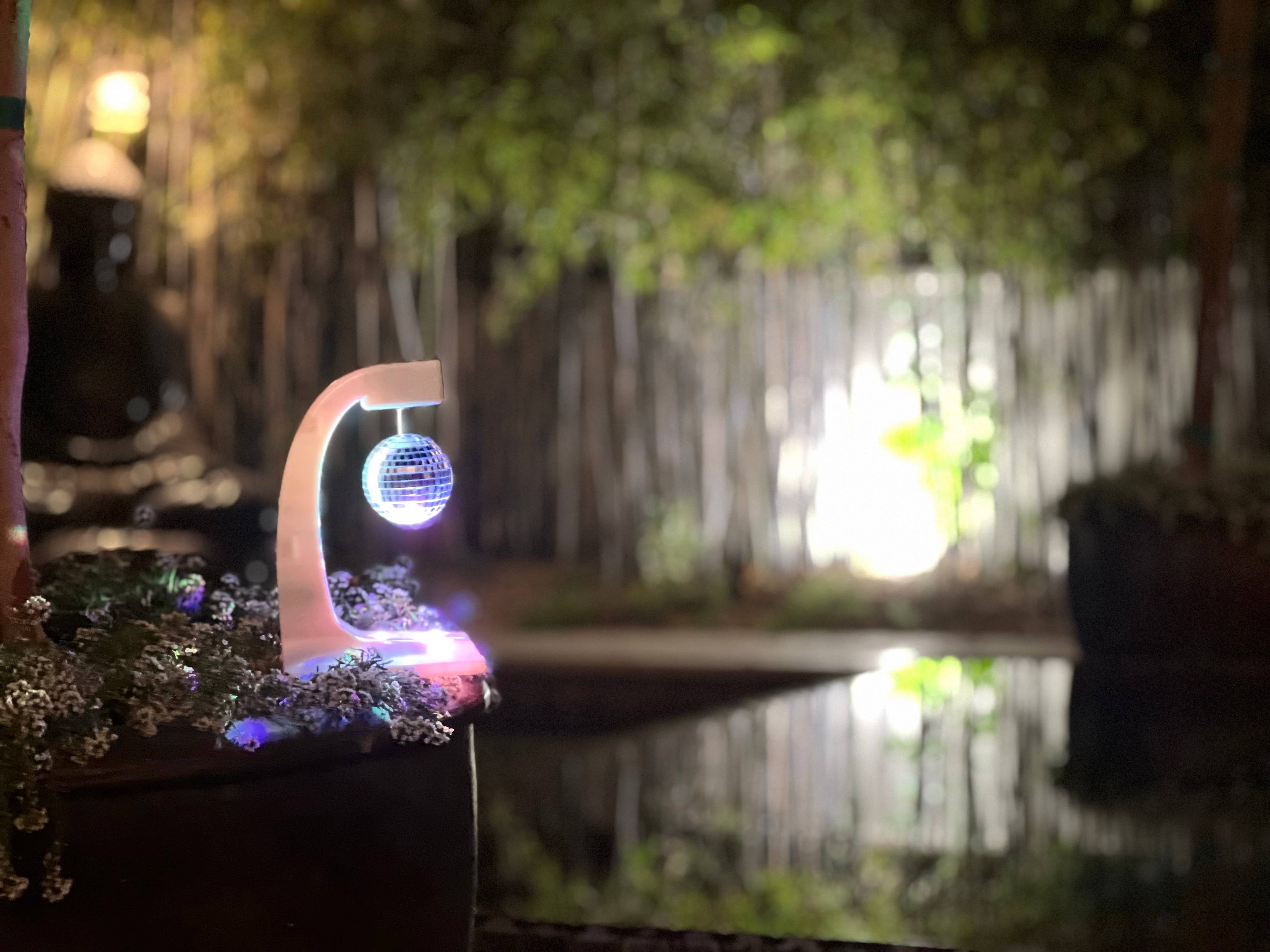 DESKOLITE - Venta al por mayor Luz estroboscópica/de discoteca - Altavoz inalámbrico de discoteca DESKOLITE™ con luces LED y bola de espejo de 6 cm12