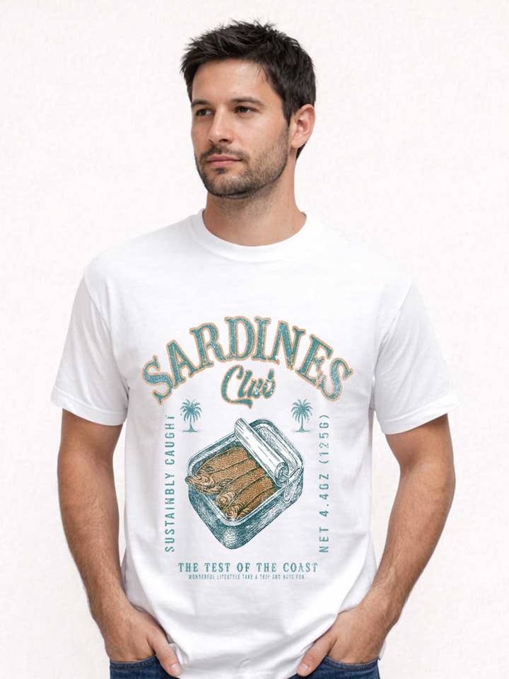 Camiseta Gráfica Vintage Costeira - Clube das Sardinhas por atacado de Art by Forgrand