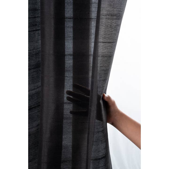 D'Moksha – wholesale Gardin – Svart vegansk silkesgardin med nypveck | 1 panel