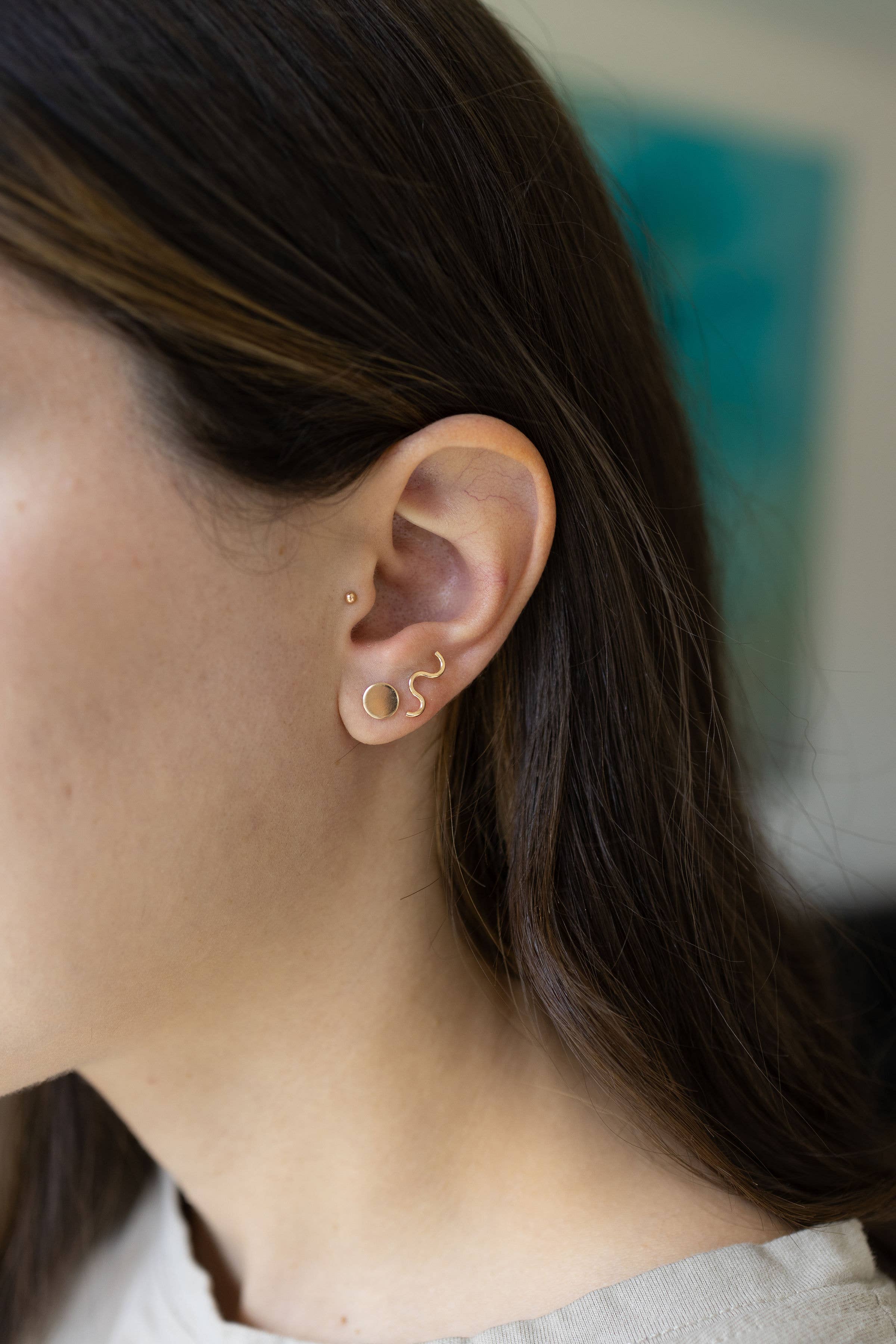 The Land of Salt – Großhandel Ohrstecker – Wiggle und Dot Ohrringe in Gold2