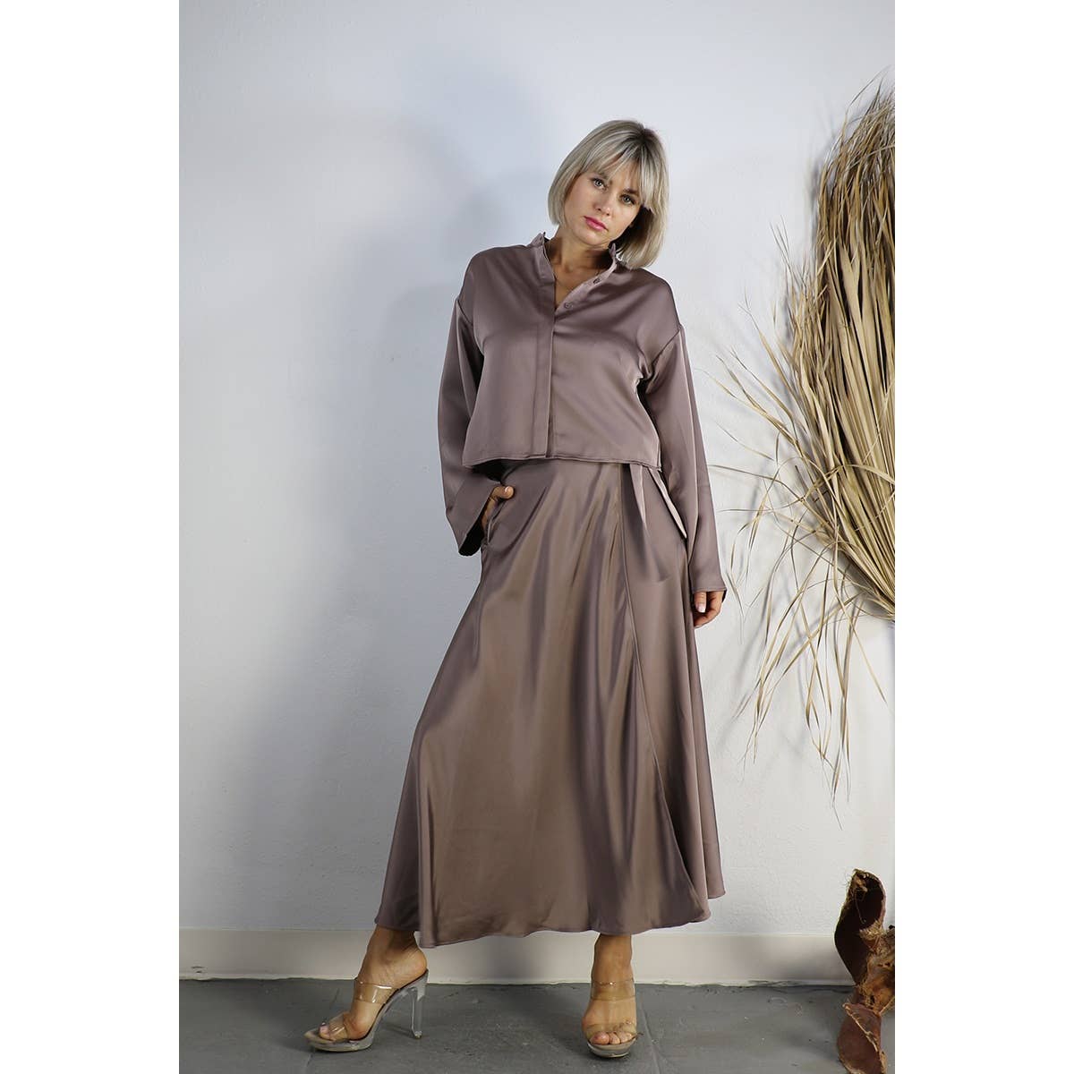 MARRÓN MALVA CONJUNTO DE TOP CORTO DE SATÉN CON FALDA CRUZADA de venta al por mayor en Faire25