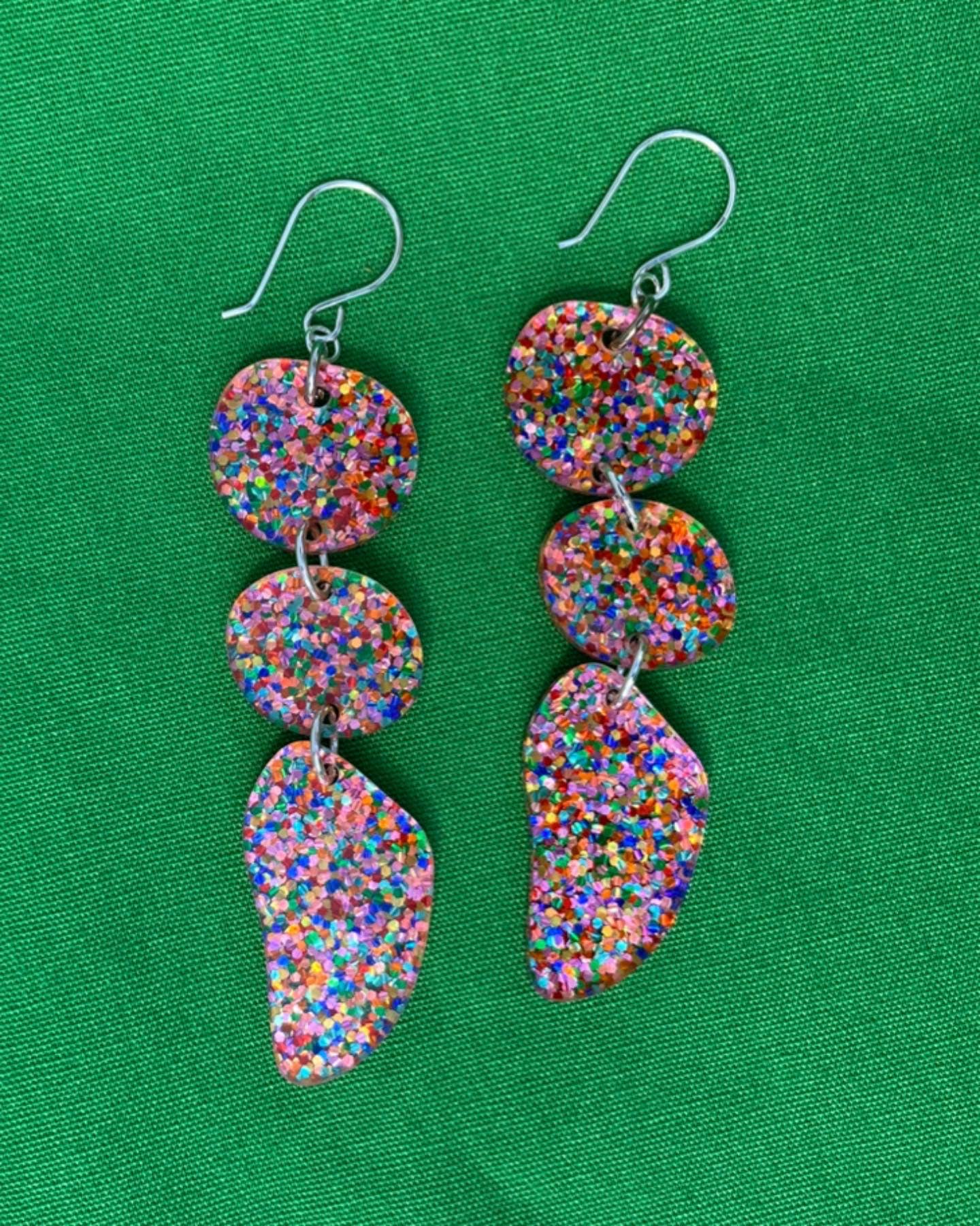 The Lost & Found - Vendita all'ingrosso Orecchini pendenti - Orecchini a tripla goccia «Rainbow Irridescent»17