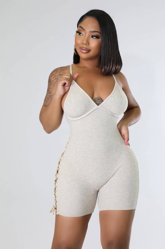 5besties inc – Großhandel Romper – Damen – Strampler aus Strick mit Schnürung11