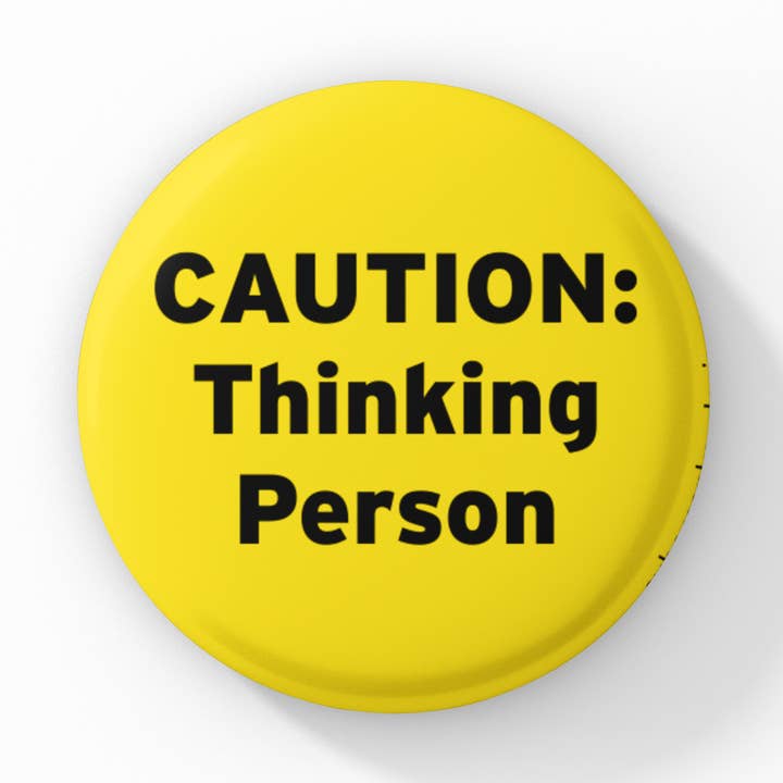 Caution Thinking Person, pulsante da 1,5 pollici per la vendita all'ingrosso da parte di Cube Monkey Designs