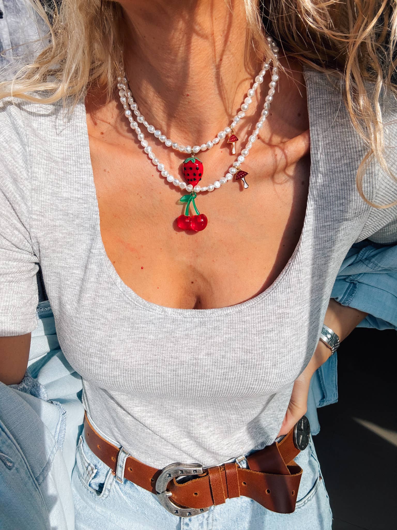 Goupi - Vendita all'ingrosso Girocollo/collier - Collane choker con perle di conchiglia e ciondoli fragola e ciliegia1