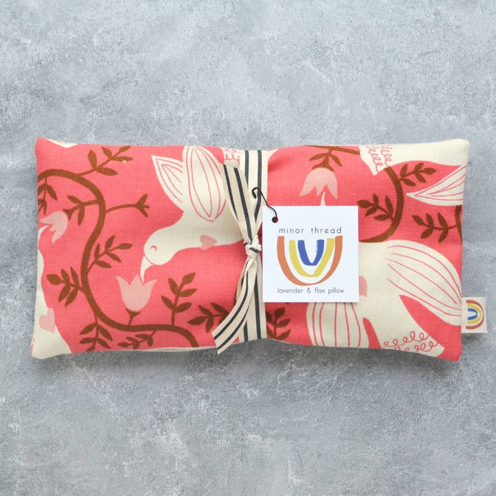 Colibris dans un coussin pour les yeux lesté en toile rouge douce pour la vente par Minor Thread