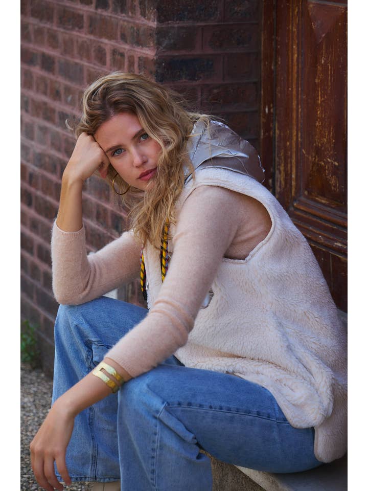 Giovanni Paris – wholesale Väst - Dam – Mila väst i boucle med huva2