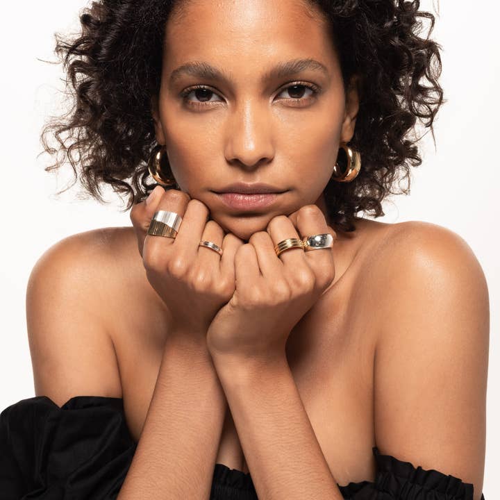 Crescent Moon Hoops, Guld för wholesale av ELISABETH SILVERMAN