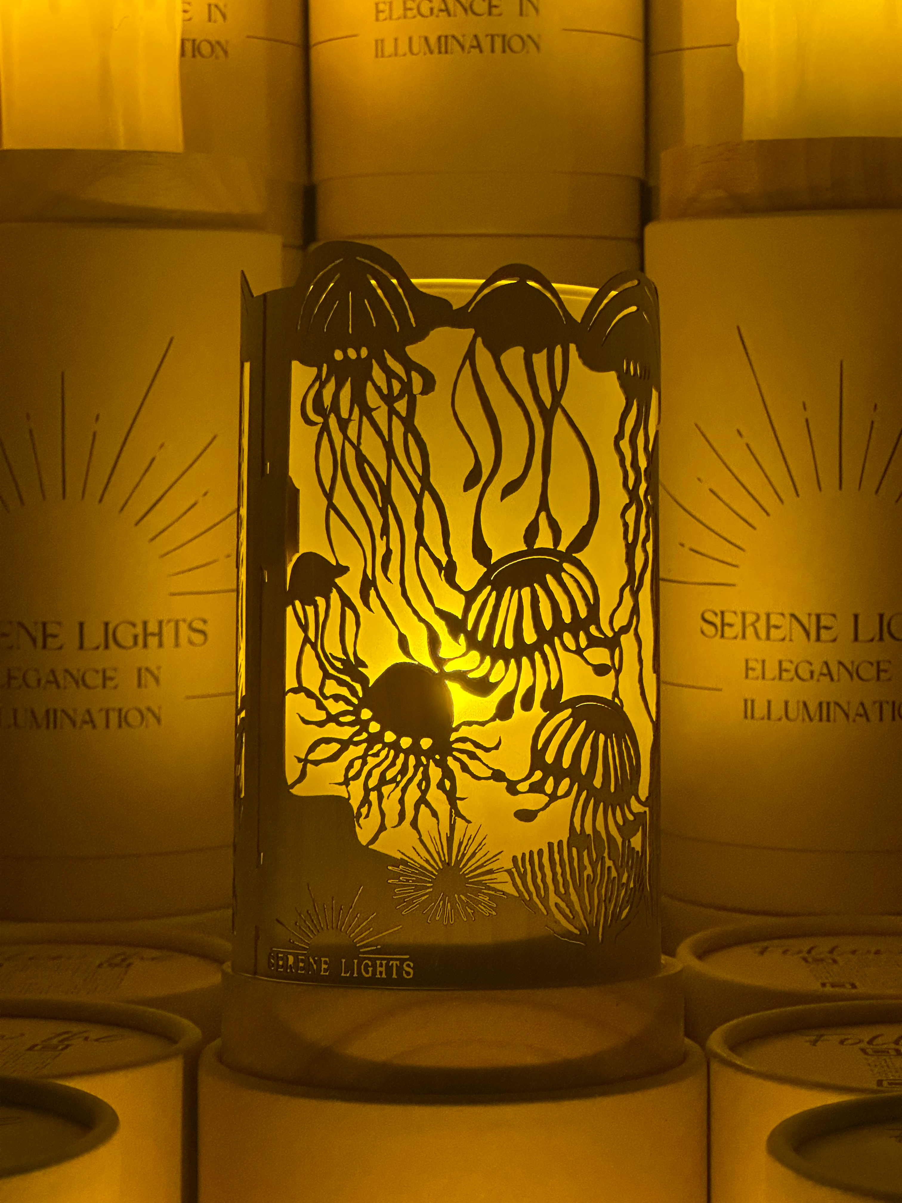 Serene Lights - Venta al por mayor Artículo decorativo de mesa - JellyFish, portavelas decorativo con grabado láser, chapa de madera hecha a mano, vela LED recargable1