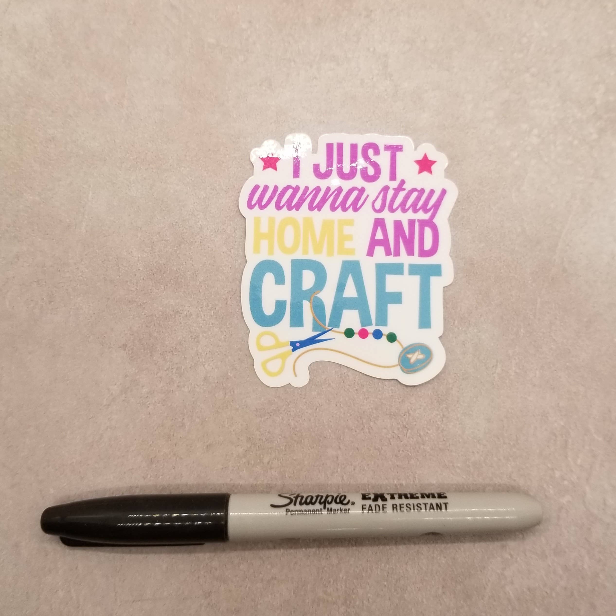 Dancing Dolphin Crafts – Großhandel Aufkleber – Vinyl-Aufkleber, Motiv „I Just Wanna Stay Home and Craft“, Basteln5