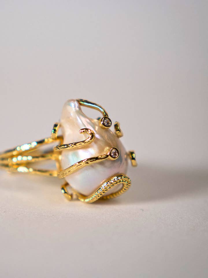Adjustable Ring with Natural Baroque Pearl – Organic Elegance in 18K Gold for wholesale by PHOEBE´S