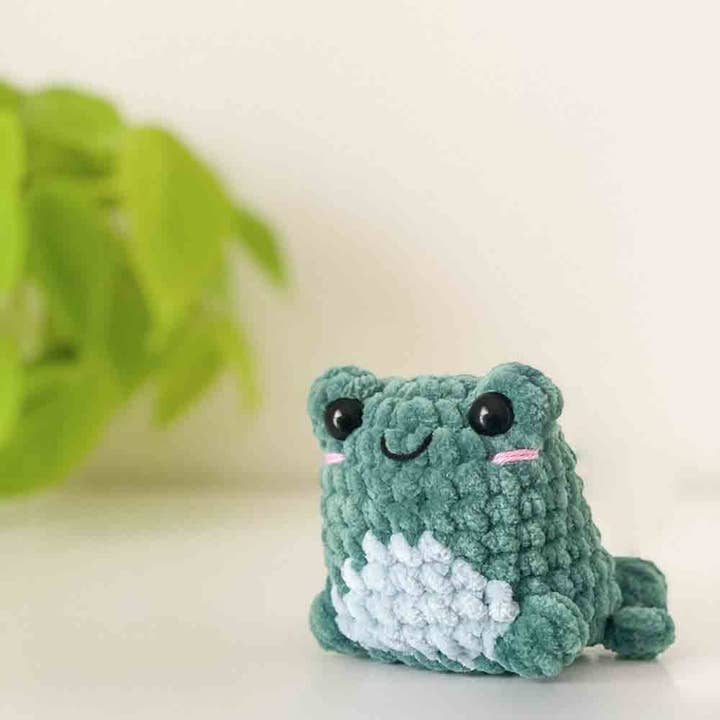 TOMOPOD LLC - Wholesale Car Decorative Charm - Unisex - Cute Crochet Green Frog, Amigurumi Frog,Handmade Stuffed Toy