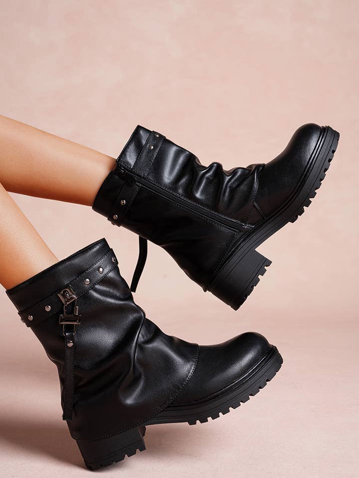 Stivali neri con cinturini e borchie con suola spessa dentellata. per la vendita all'ingrosso da parte di LADY GLORY