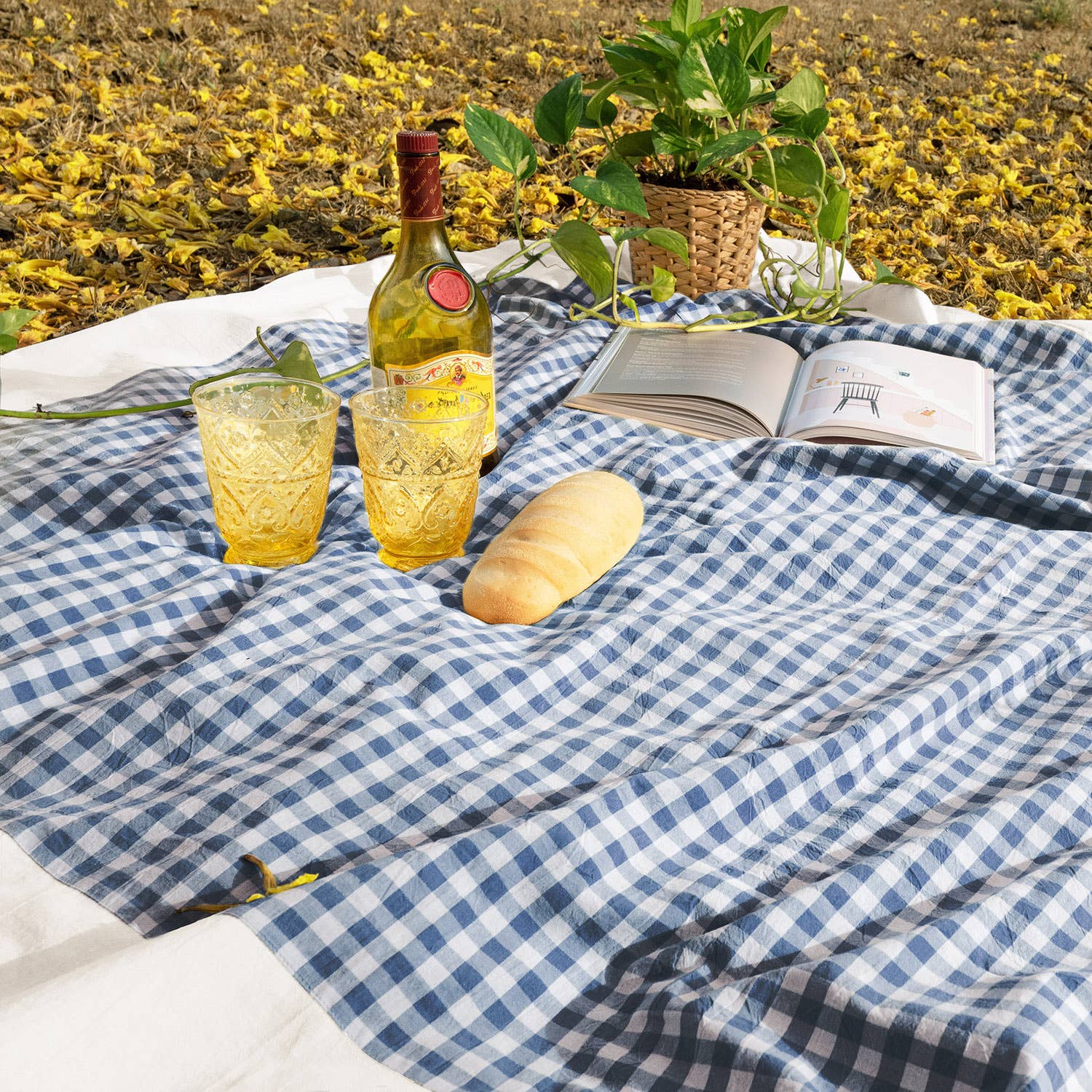 Monday Moose - Wholesale Tablecloth - Guaria Tablecloth (Blue/White)9