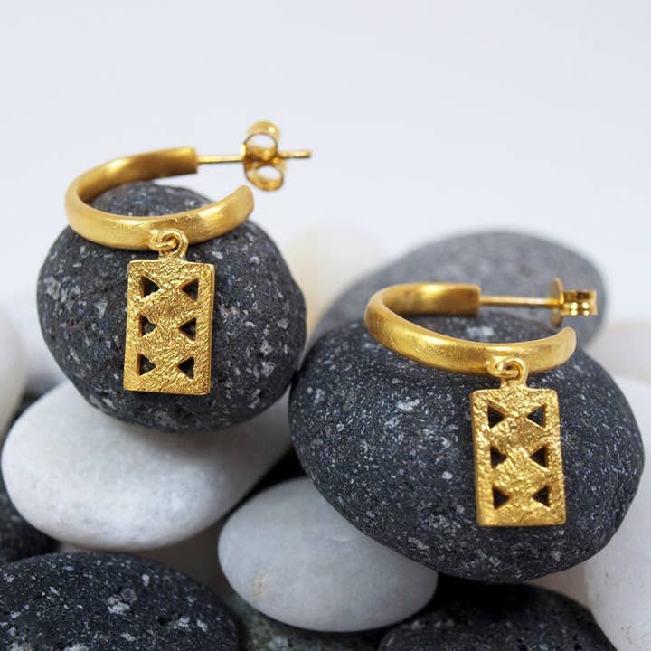 Créoles en or, créoles en argent, boucles d'oreilles à breloques pendantes pour la vente par Fragkiski Designs