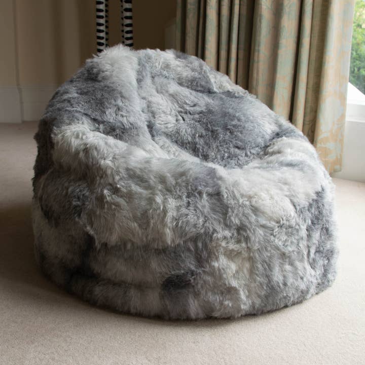 Fauteuil pouf en peau de mouton en forme de larme 100 % gris naturel pour la vente par Wildash London