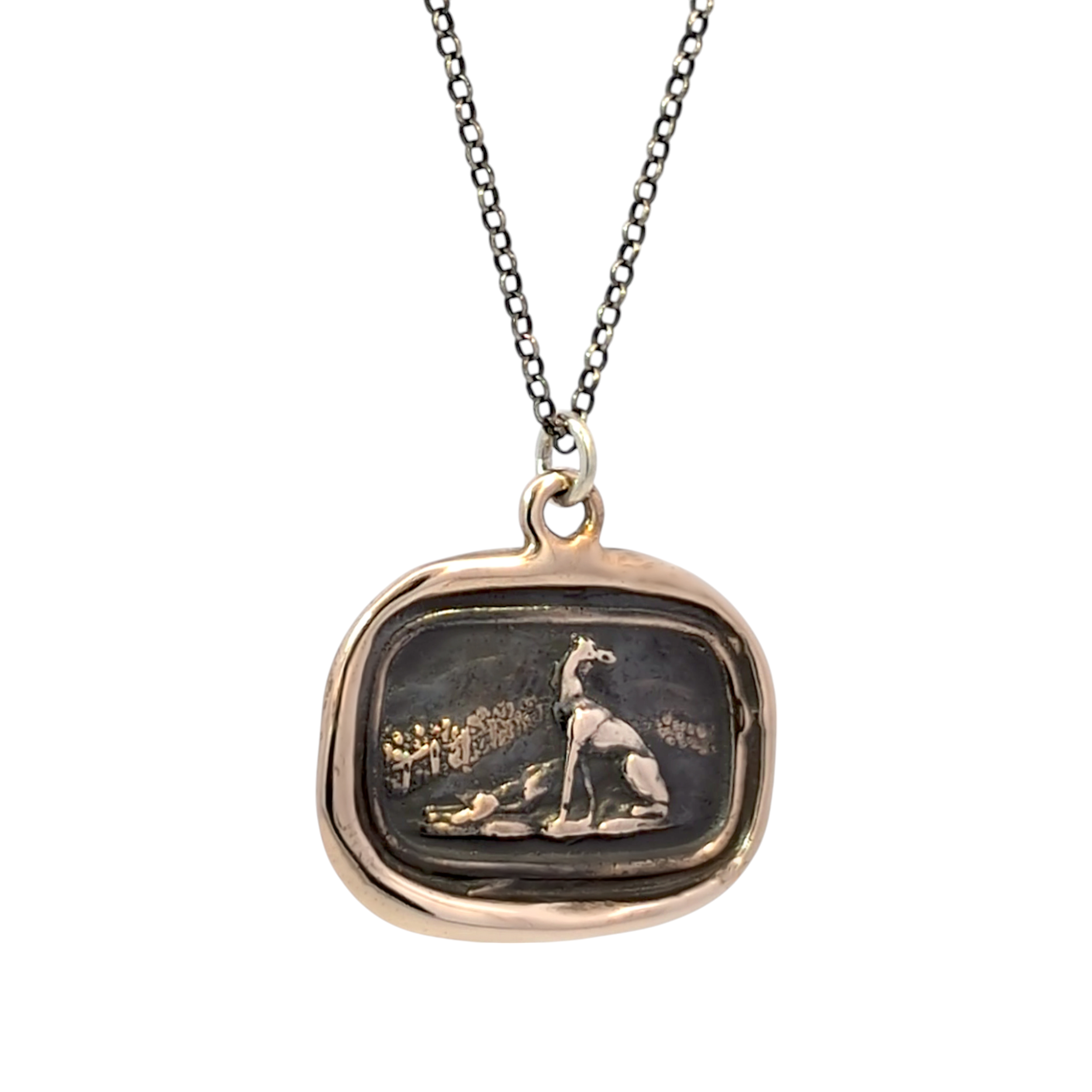 Plum and Posey - Venta al por mayor Collares con colgantes/abalorios - Pertenencia - Colgante de Sello de Cera con Galgo de Bronce en Paisaje0